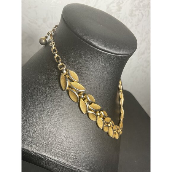 Vintage Crown Trifari Gold-Tone Leaf Motif Necklace With Adjustable Chain & Clas - Picture 6 of 6